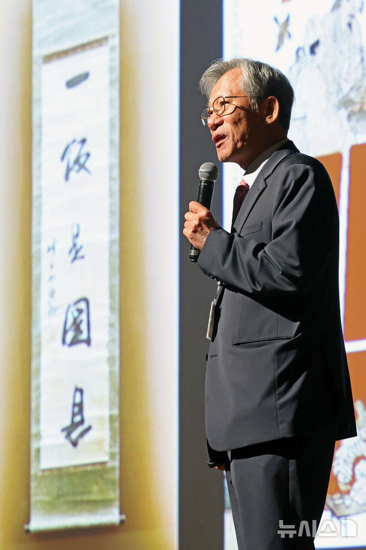 [서울=뉴시스] 박진희 기자 = 유홍준 국립중앙박물관 관장이 10일 서울 용산구 국립중앙박물관 대강당에서 열린 특별 강연에 앞서 특별전 '우리들의 밥상' 전시품의 검증 미흡에 대해 사과를 하고 있다. 2026.09.10. pak7130@newsis.com