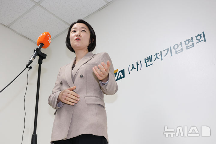 [서울=뉴시스] 황준선 기자 = 이소영 중소벤처기업부 장관 후보자가 10일 오전 서울 구로구 벤처기업협회에서 창업·벤처 관련 협단체 간담회를 마친 뒤 백브리핑을 하고 있다. 2026.09.10. hwang@newsis.com
