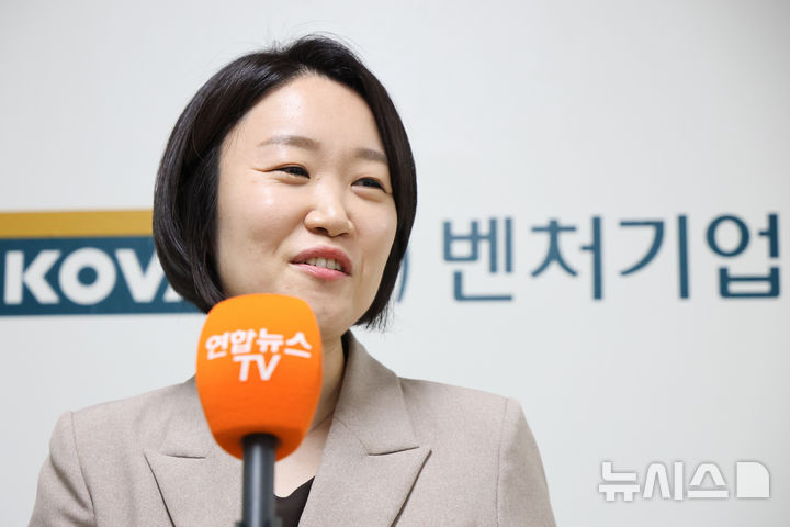 [서울=뉴시스] 황준선 기자 = 이소영 중소벤처기업부 장관 후보자가 10일 오전 서울 구로구 벤처기업협회에서 창업·벤처 관련 협단체 간담회를 마친 뒤 백브리핑을 하고 있다. 2026.09.10. hwang@newsis.com