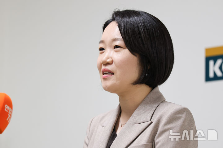 [서울=뉴시스] 황준선 기자 = 이소영 중소벤처기업부 장관 후보자가 지난 10일 오전 서울 구로구 벤처기업협회에서 창업·벤처 관련 협단체 간담회를 마친 뒤 백브리핑을 하고 있다. 2026.09.23. hwang@newsis.com