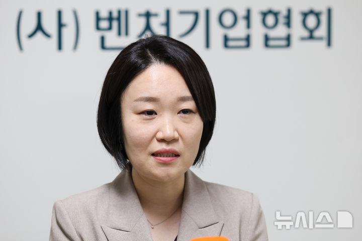 [서울=뉴시스] 황준선 기자 = 이소영 중소벤처기업부 장관 후보자가 지난 10일 오전 서울 구로구 벤처기업협회에서 창업·벤처 관련 협단체 간담회를 마친 뒤 백브리핑을 하고 있다. 2026.09.10. hwang@newsis.com