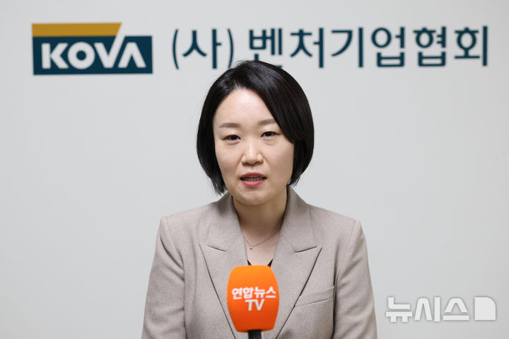 [서울=뉴시스] 황준선 기자 = 이소영 중소벤처기업부 장관 후보자가 10일 오전 서울 구로구 벤처기업협회에서 창업·벤처 관련 협단체 간담회를 마친 뒤 백브리핑을 하고 있다. 2026.09.10. hwang@newsis.com