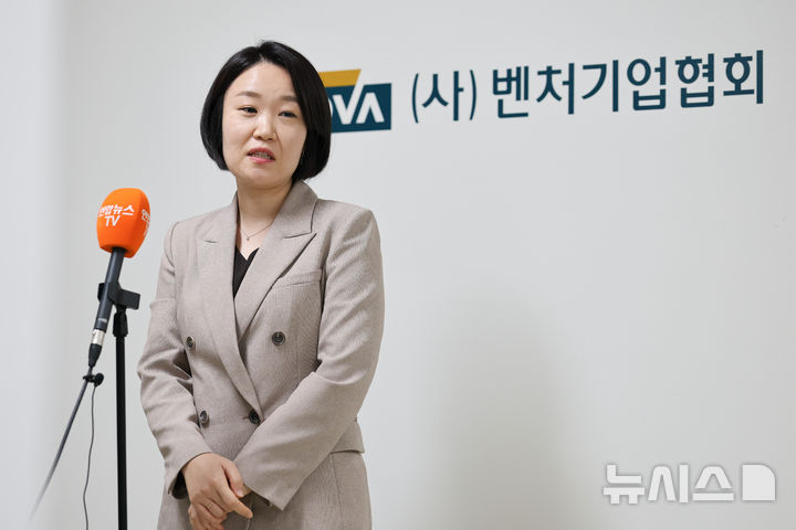 [서울=뉴시스] 황준선 기자 = 이소영 중소벤처기업부 장관 후보자가 10일 오전 서울 구로구 벤처기업협회에서 창업·벤처 관련 협단체 간담회를 마친 뒤 백브리핑을 하고 있다. 2026.09.10. hwang@newsis.com