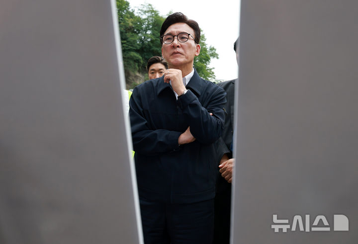[서울=뉴시스] 이영환 기자 = 김민석 더불어민주당 대표가 환경미화원 작업환경·안전 점검 현장 방문차 10일 오전 서울 종로구 창신동 적환장을 방문해 3구역 대행업체 작업자 사망사고 관련 보고를 받고 있다. 2026.09.10. 20hwan@newsis.com