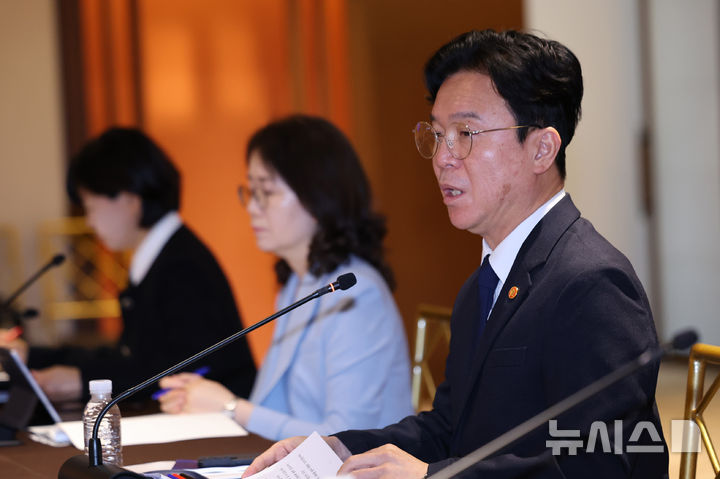 [서울=뉴시스] 권창회 기자 = 김영훈 고용노동부 장관이 지난 10일 서울 중구 로얄호텔 명동에서 열린 제1회 전국 노동감독협의회에서 인사말을 하고 있다. 2026.09.10 kch0523@newsis.com
