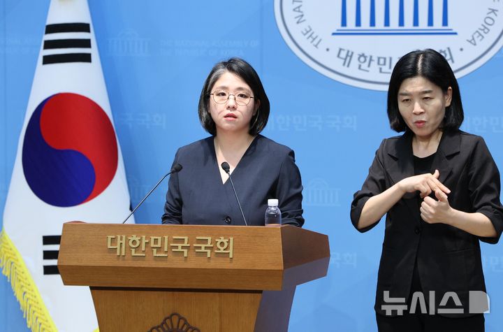 [서울=뉴시스] 고범준 기자 = 용혜인 성평등가족부 장관 후보자가 10일 서울 여의도 국회 소통관에서 '의원직 겸직 논란' 등 자신에 제기된 의혹과 관련한 기자회견을 하고 있다. 2026.09.10. bjko@newsis.com