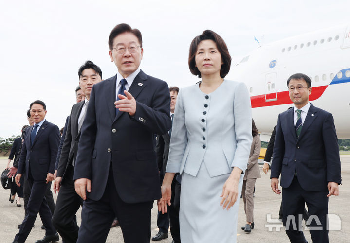 [성남=뉴시스] 조성봉 기자 = 프랑스 국빈 방문을 마친 이재명 대통령과 김혜경 여사가 10일 경기 성남 서울공항에 도착해 이동하고 있다. 2026.09.10. suncho21@newsis.com