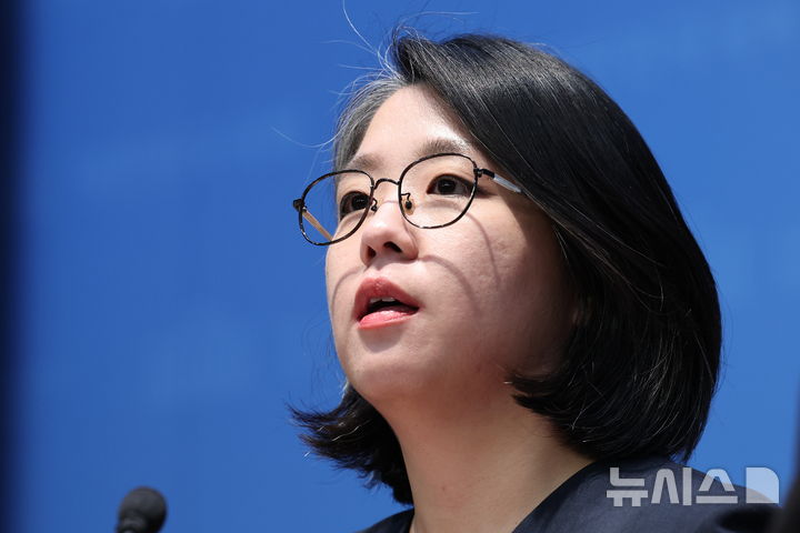 [서울=뉴시스] 최진석 기자 = 성평등가족부 장관 후보자인 용혜인 기본소득당 의원이 10일 여의도 국회 소통관에서 자신의 의혹 관련 기자회견을 하고 있다. 2026.09.10. myjs@newsis.com 
