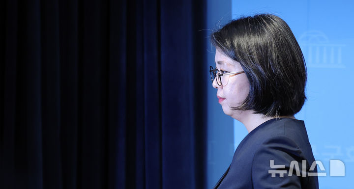 [서울=뉴시스] 최진석 기자 = 성평등가족부 장관 후보자인 용혜인 기본소득당 의원이 10일 여의도 국회 소통관에서 자신의 의혹 관련 기자회견을 마친 뒤 이동하고 있다. 2026.09.10. myjs@newsis.com