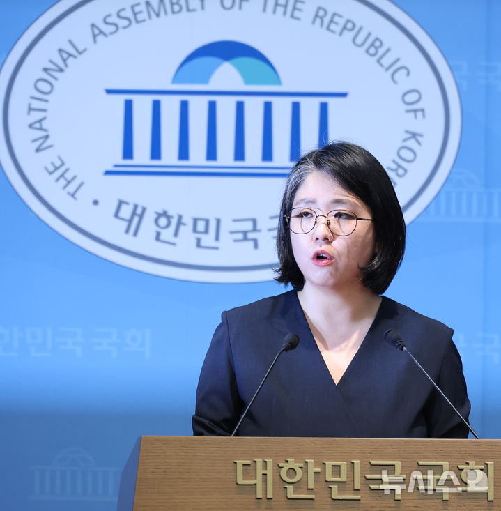 [서울=뉴시스] 최진석 기자 = 성평등가족부 장관 후보자인 용혜인 기본소득당 의원이 10일 여의도 국회 소통관에서 자신의 의혹 관련 기자회견을 하고 있다. 2026.09.10. myjs@newsis.com