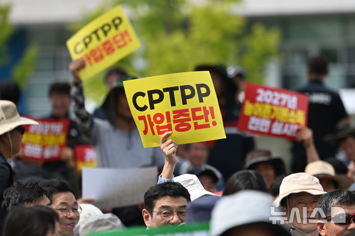 [전남광주=뉴시스] 이영주 기자 = 전국농민회총연맹 광주전남연맹이 10일 오후 전남광주 서구 전남광주통합특별시 광주청사 앞에서 정부를 향해 농산물 가격폭락 대책 마련과 환태평양경제동반자협정(CPTPP) 가입 검토 중단을 촉구하고 있다. 2026.09.10. leeyj2578@newsis.com