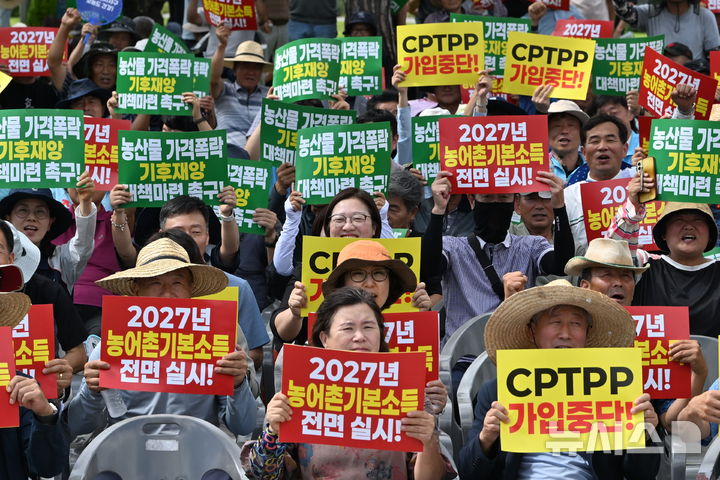 [전남광주=뉴시스] 이영주 기자 = 전국농민회총연맹 광주전남연맹이 10일 오후 전남광주 서구 전남광주통합특별시 광주청사 앞에서 정부를 향해 농산물 가격폭락 대책 마련과 환태평양경제동반자협정(CPTPP) 가입 검토 중단을 촉구하고 있다. 2026.09.10. leeyj2578@newsis.com