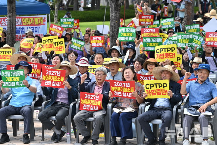 [전남광주=뉴시스] 이영주 기자 = 전국농민회총연맹 광주전남연맹이 10일 오후 전남광주 서구 전남광주통합특별시 광주청사 앞에서 정부를 향해 농산물 가격폭락 대책 마련과 환태평양경제동반자협정(CPTPP) 가입 검토 중단을 촉구하고 있다. 2026.09.10. leeyj2578@newsis.com