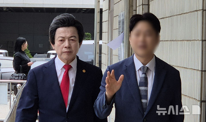 [의정부=뉴시스] 김가영 이시현 인턴기자 = 10일 오후 신도 추행·사기 등 혐의로 기소된 허경영 국가혁명당 명예대표가 재판을 앞두고 의정부지법 1호법정으로 들어서고 있다. 2026.09.10. young@newsis.com