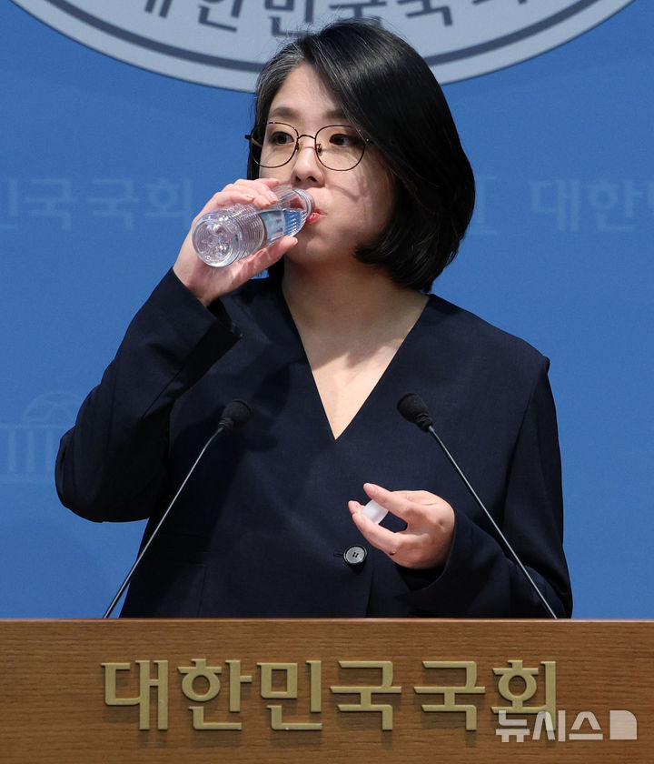 [서울=뉴시스] 고범준 기자 = 용혜인 성평등가족부장관 후보자가 10일 서울 여의도 국회 소통관에서 '의원직 겸직 논란' 등 본인 의혹과 관련 기자회견을 하기 전 물을 마시고 있다. 2026.09.10. bjko@newsis.com
