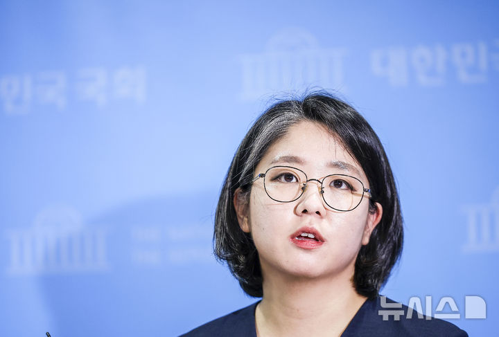 [서울=뉴시스] 정병혁 기자 = 용혜인 성평등가족부 장관 후보자가 10일 서울 여의도 국회 소통관에서 '의원직 겸직 논란' 등 자신에 제기된 의혹과 관련한 기자회견을 마친 뒤 취재진 질문에 답하고 있다. 2026.09.10. jhope@newsis.com
