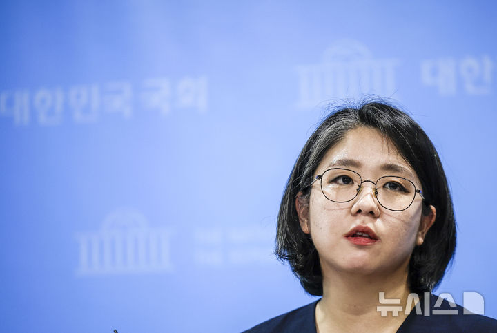 [서울=뉴시스] 정병혁 기자 = 용혜인 성평등가족부 장관 후보자가 10일 서울 여의도 국회 소통관에서 '의원직 겸직 논란' 등 자신에 제기된 의혹과 관련한 기자회견을 마친 뒤 취재진 질문에 답하고 있다. 2026.09.10. jhope@newsis.com