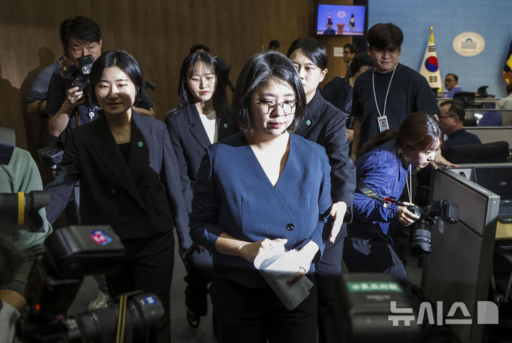 [서울=뉴시스] 정병혁 기자 = 용혜인 성평등가족부 장관 후보자가 10일 서울 여의도 국회 소통관에서 '의원직 겸직 논란' 등 자신에 제기된 의혹과 관련한 기자회견을 마친 뒤 이동하고 있다. 2026.09.10. jhope@newsis.com