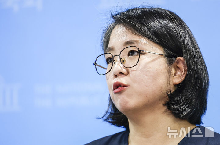[서울=뉴시스] 정병혁 기자 = 용혜인 성평등가족부 장관 후보자가 10일 서울 여의도 국회 소통관에서 '의원직 겸직 논란' 등 자신에 제기된 의혹과 관련한 기자회견을 마친 뒤 취재진 질문에 답하고 있다. 2026.09.10. jhope@newsis.com