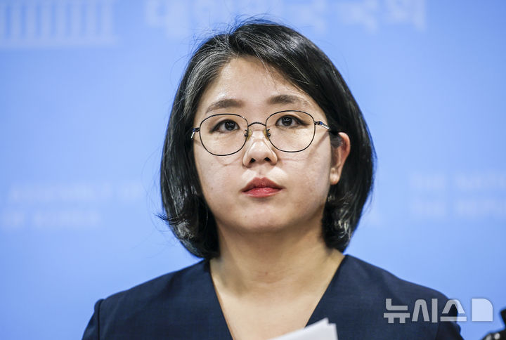 [서울=뉴시스] 정병혁 기자 = 용혜인 성평등가족부 장관 후보자가 10일 서울 여의도 국회 소통관에서 '의원직 겸직 논란' 등 자신에 제기된 의혹과 관련한 기자회견을 마친 뒤 취재진 질문에 답하고 있다. 2026.09.10. jhope@newsis.com
