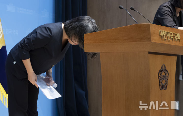 [서울=뉴시스] 김근수 기자 = 용혜인 성평등가족부 장관 후보자가 10일 오후 서울 여의도 국회 소통관에서 기자회견을 마치고 인사하고 있다. 2026.09.10. ks@newsis.com