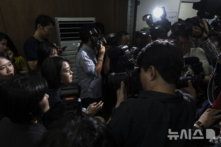 [서울=뉴시스] 김근수 기자 = 용혜인 성평등가족부 장관 후보자가 10일 오후 서울 여의도 국회 소통관에서 기자회견을 마치고 이동하고 있다. 2026.09.10. ks@newsis.com