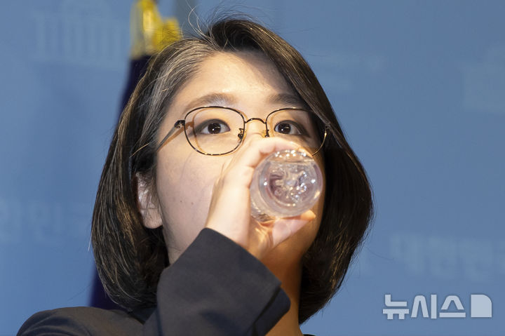[서울=뉴시스] 김근수 기자 = 용혜인 성평등가족부 장관 후보자가 10일 오후 서울 여의도 국회 소통관에서 기자회견 전 물을 마시고 있다. 2026.09.10. ks@newsis.com