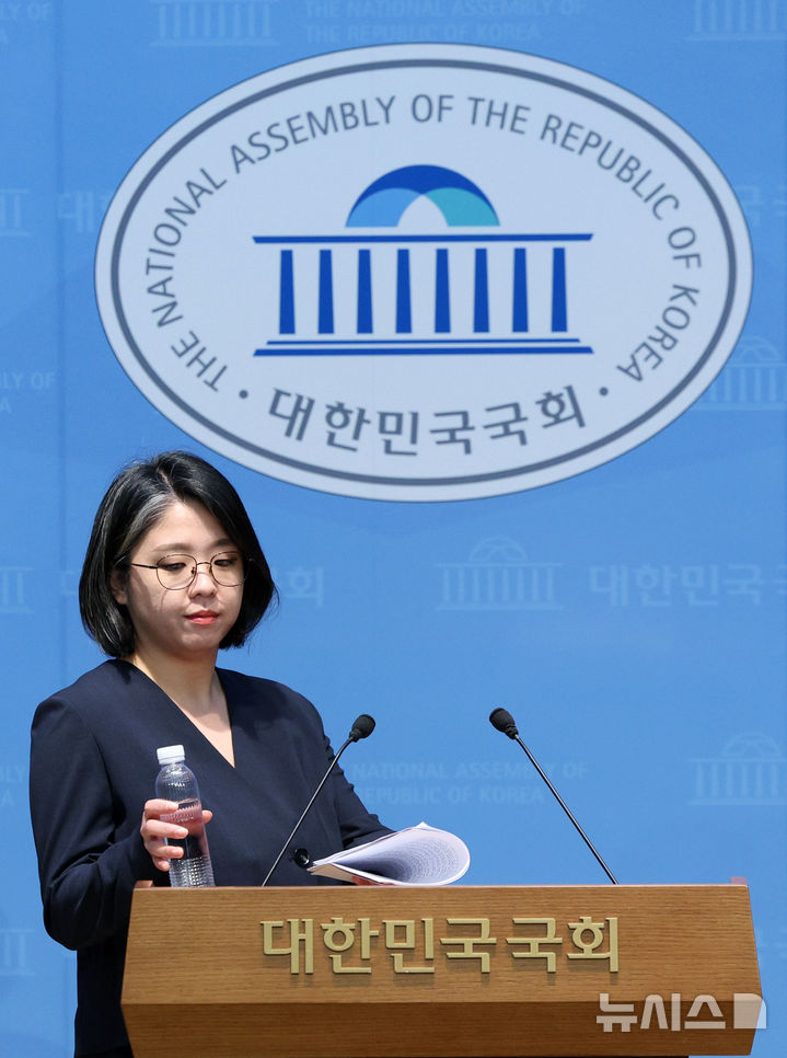 [서울=뉴시스] 고범준 기자 = 용혜인 성평등가족부장관 후보자가 10일 서울 여의도 국회 소통관에서 '의원직 겸직 논란' 등 본인 의혹과 관련 기자회견을 하기 위해 단상에 오르고 있다. 2026.09.10. bjko@newsis.com
