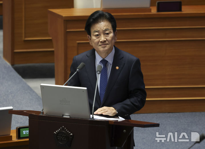 [서울=뉴시스] 김근수 기자 = 정동영 통일부 장관이 10일 서울 여의도 국회에서 열린 제439회 국회(정기회) 제6차 본회의에서 외교·통일·안보에 관한 질문에 답하고 있다. 2026.09.10. ks@newsis.com