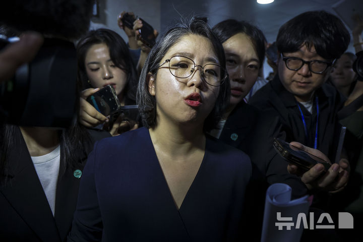 [서울=뉴시스] 정병혁 기자 = 용혜인 성평등가족부 장관 후보자가 10일 서울 여의도 국회 소통관에서 '의원직 겸직 논란' 등 자신에 제기된 의혹과 관련한 기자회견을 마친 뒤 이동하고 있다. 2026.09.10. jhope@newsis.com