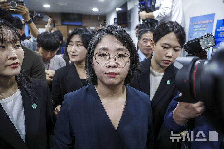 [서울=뉴시스] 정병혁 기자 = 용혜인 성평등가족부 장관 후보자가 10일 서울 여의도 국회 소통관에서 '의원직 겸직 논란' 등 자신에 제기된 의혹과 관련한 기자회견을 마친 뒤 이동하고 있다. 2026.09.10. jhope@newsis.com