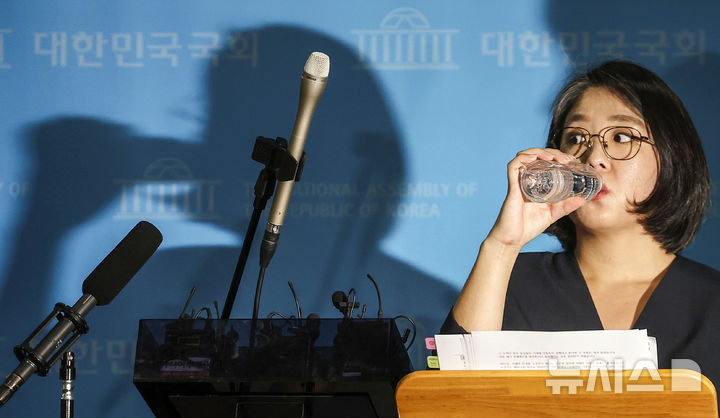 [서울=뉴시스] 정병혁 기자 = 용혜인 성평등가족부 장관 후보자가 10일 서울 여의도 국회 소통관에서 '의원직 겸직 논란' 등 자신에 제기된 의혹과 관련한 기자회견을 마친 뒤 취재진 질의응답에 앞서 물을 마시고 있다. 2026.09.10. jhope@newsis.com
