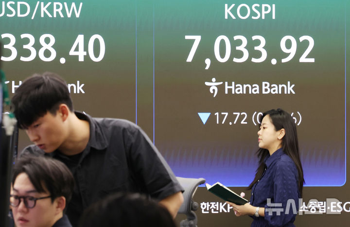 [서울=뉴시스] 박주성 기자 = 10일 오후 서울 중구 하나은행 딜링룸에서 딜러들이 업무를 하고 있다.코스피는 전일보다 17.72포인트(0.25%) 내린 7033.92에 거래를 마쳤다. 2026.09.10. park7691@newsis.com