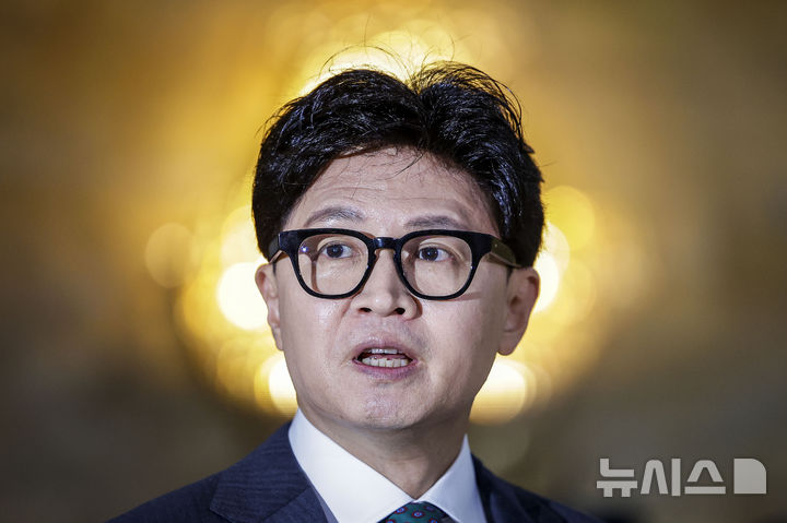 [서울=뉴시스] 정병혁 기자 = 한동훈 무소속 의원이 10일 서울 여의도 국회 로텐더홀 앞에서 김승원 법무부 장관 후보자의 의혹과 관련해 취재진 질문에 답하고 있다. 2026.09.10. jhope@newsis.com