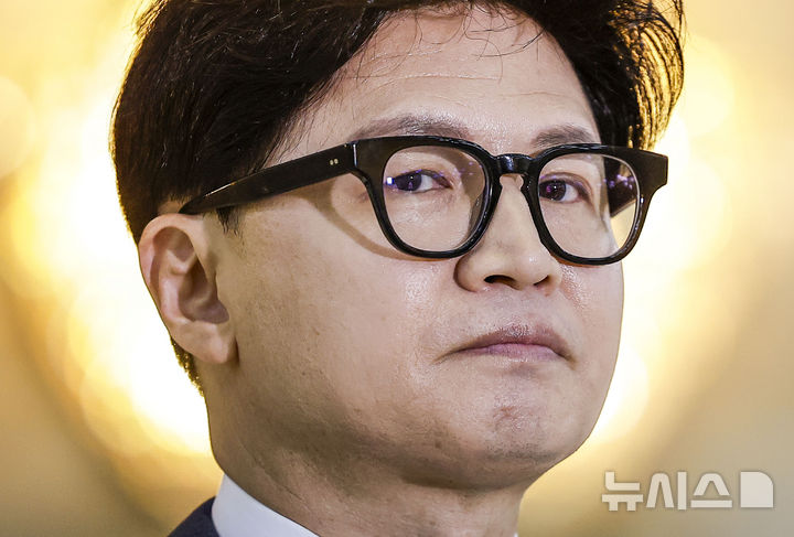 [서울=뉴시스] 정병혁 기자 = 한동훈 무소속 의원이 10일 서울 여의도 국회 로텐더홀 앞에서 김승원 법무부 장관 후보자의 의혹과 관련해 취재진 질문에 답하고 있다. 2026.09.10. jhope@newsis.com