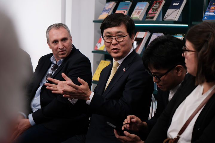 [서울=뉴시스] 최휘영 문화체육관광부 장관이 9일(현지 시간) 프랑스 파리 마레지구의 갤러리 조셉에서 열린 케이-북 위크 행사장을 찾아 프랑스 출판 관계자들과 양국 출판 교류에 대한 의견을 나누고 있다. (사진=문화체육관광부 제공) 2026.09.10. photo@newsis.com *재판매 및 DB 금지
