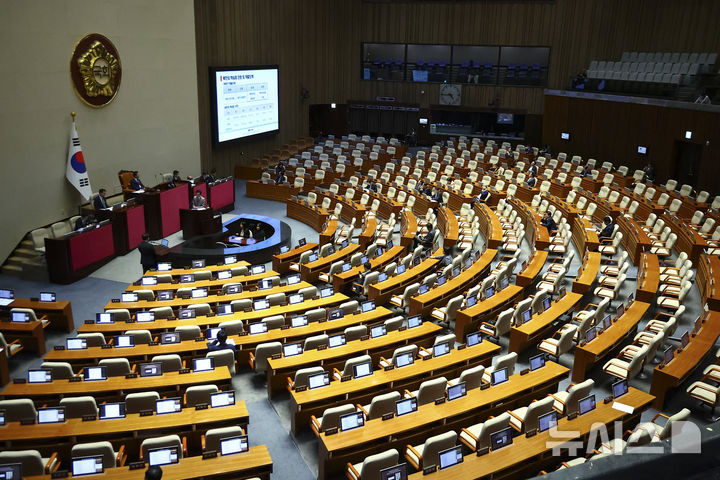 [서울=뉴시스] 김근수 기자 = 10일 오후 서울 여의도 국회에서 제439회국회(정기회) 제6차 본회의 대정부질문(외교·통일·안보)이 열리고 있는 가운데 대부분 의원석이 비어있다. 2026.09.10. ks@newsis.com