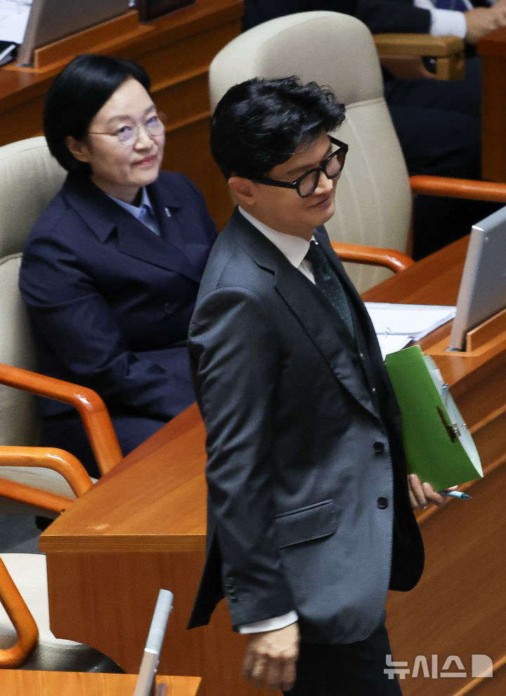 [서울=뉴시스] 김근수 기자 = 한동훈 무소속 의원이 10일 오후 서울 여의도 국회에서 열린 제439회국회(정기회) 제6차 본회의 대정부질문(외교·통일·안보)에서 한성숙 국무총리에게 질의를 마치고 이동하고 있다. 2026.09.10. ks@newsis.com