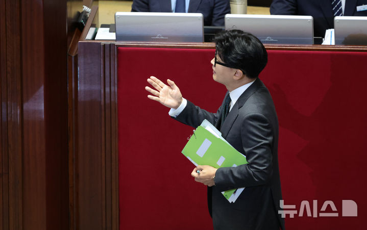 [서울=뉴시스] 김근수 기자 = 한동훈 무소속 의원이 10일 오후 서울 여의도 국회에서 열린 제439회국회(정기회) 제6차 본회의 대정부질문(외교·통일·안보)에서 한성숙 국무총리에게 질의하고 있다. 2026.09.10. ks@newsis.com
