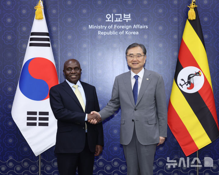 [서울=뉴시스] 조수정 기자 = 조현 외교부 장관과 크리스퍼스 윌터 키용가 우간다 제2부총리가 10일 오후 서울 종로구 외교부에서 면담에 앞서 악수하며 기념촬영 하고 있다. 2026.09.10. chocrystal@newsis.com