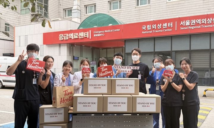 [서울=뉴시스] 비케이알이 '세계 응급처치의 날'을 앞두고 국립중앙의료원 응급의료센터 및 서울권역외상센터 의료진에게 도넛을 전달했다. (사진=비케이알 제공) *재판매 및 DB 금지