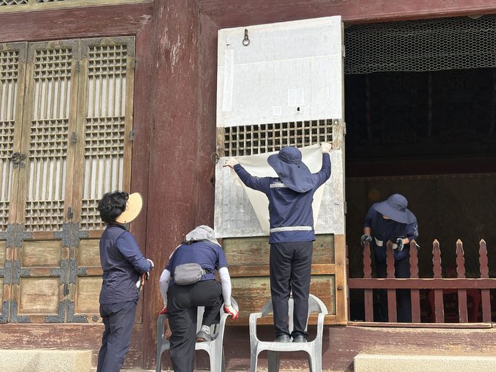 [서울=뉴시스] 한이재 기자 = 11일 보물 경복궁 사정전 창호지를 교체하고 있다. 2026.09.11. nowone@newsis.com *재판매 및 DB 금지