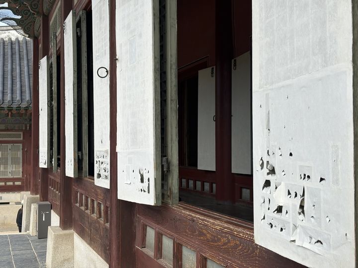 [서울=뉴시스] 한이재 기자 = 경복궁 강녕전 창호가 훼손돼 있다. 2026.09.11. nowone@newsis.com *재판매 및 DB 금지