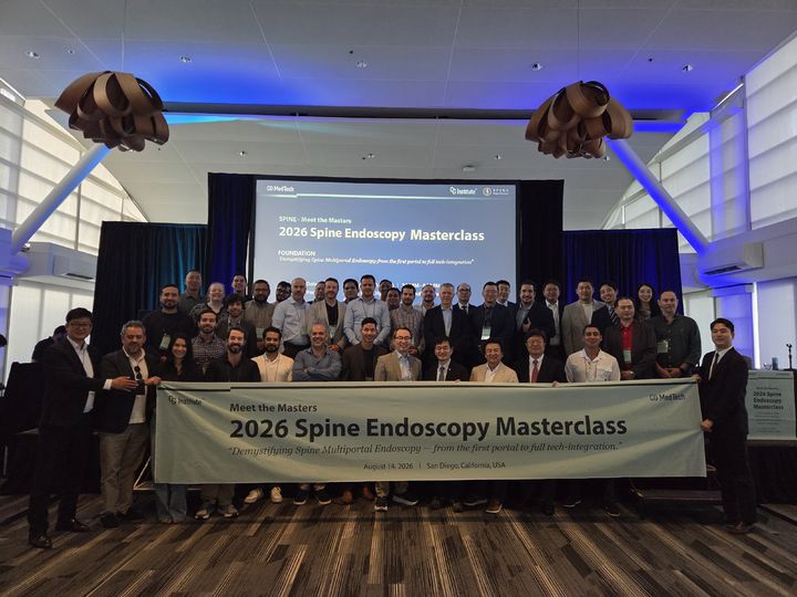 [서울=뉴시스] 미국 캘리포니아주 샌디에이고에서 열린 ‘2026 Spine Endoscopy Masterclass’의 연자와 참가 의료진들이 기념촬영을 하고 있다. (사진=시지메드텍 제공) 2026.09.12. photo@newsis.com *재판매 및 DB 금지