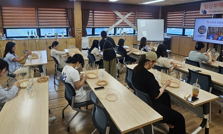 [밀양=뉴시스] 안지율 기자 = 임산부들이 상반기 만들기 태교교실 모빌 만들기 활동에 참여하고 있다. (사진=밀양시 제공) 2026.09.11. photo@newsis.com *재판매 및 DB 금지