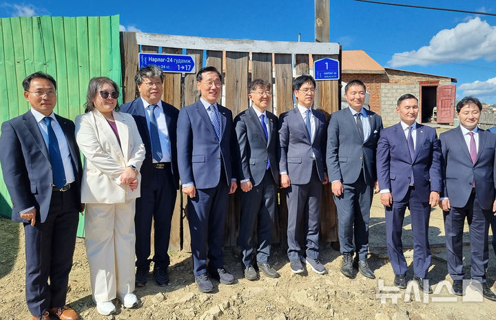 [전주=뉴시스]윤난슬 기자 = 주소정보시스템 구축 시범지역인 칭겔테구에서 한국국토정보공사 어명소 사장, 최진원 주 몽골대사, 행정안전부 김민재 차관, 몽골 칭겔테구 냠얀들렉 만두울 구청장(왼쪽 네 번째부터) 등이 기념촬영을 하고 있다. (사진=LX공사 제공) photo@newsis.com