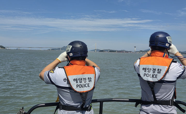 [목포=뉴시스] 투신자 수색하는 목포해경. (사진=목포해경 제공) 2026.09.11. photo@newsis.com *재판매 및 DB 금지