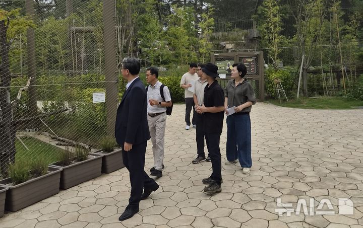 [전주=뉴시스]윤난슬 기자 = 전주시는 국가유산청 자연유산국장과 동식물유산과 관계자들이 전날 천연기념물 보존관을 방문해 개체 관리와 시설 운영 현황 등을 살폈다고 11일 밝혔다. (사진=전주시 제공) photo@newsis.com 