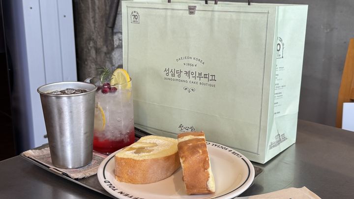 [대전=뉴시스] 박혜민 인턴기자 = 대전 중구 카페 ‘오픈톨드’에서 성심당에서 구매한 빵과 음료를 함께 즐기는 모습. 2026.09.11. *재판매 및 DB 금지