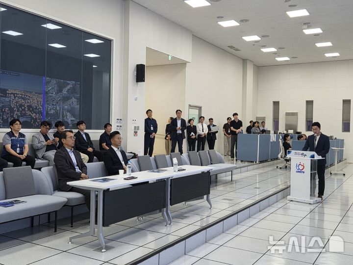[안양=뉴시스] 박형배 행정안전부 안전 예방정책실장(사진 앞줄 왼쪽)이 11일 안양시 지능형도시 통합센터를 찾아 ‘침수 탐지 인공 지능(AI) 모델’ 실증 추진 상황을 점검하고 있다. (사진=안양시 제공).2026.09.11. photo@newsis.com